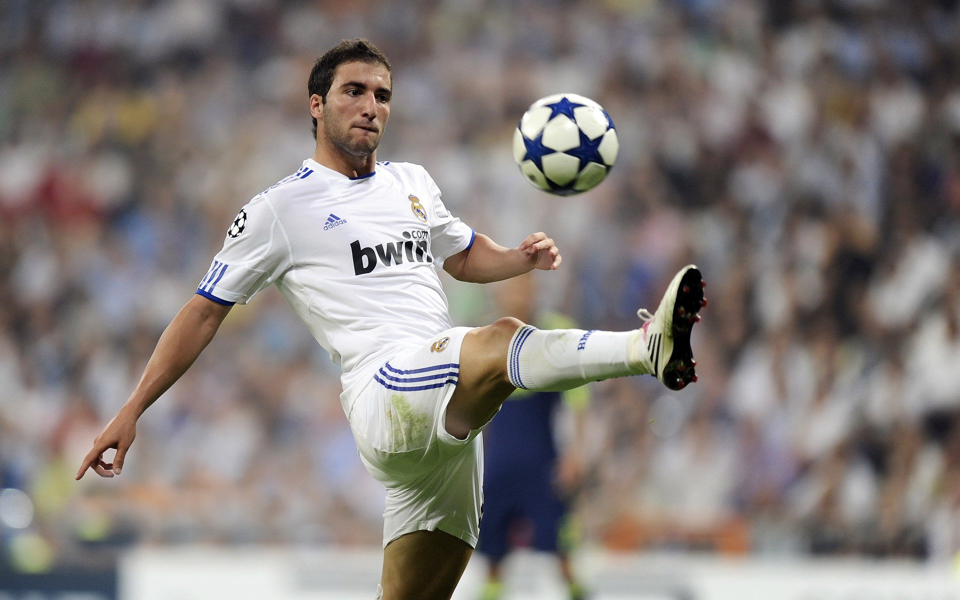 德甲赛场出现新颖战术布局，德甲球赛